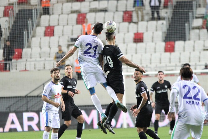 altay-ile-caykur-rizespor-alsancak-mustafa-denizli-stadinda-karsilasti-23.jpg