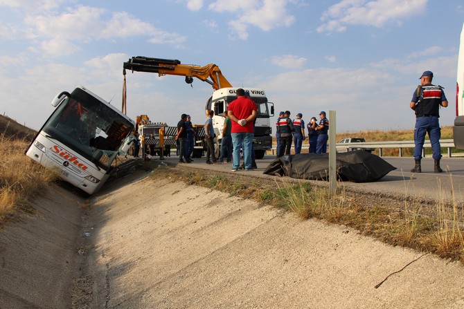 amasyada-yolcu-otobusu-devrildi-1-olu,-14-yarali-(10).jpg