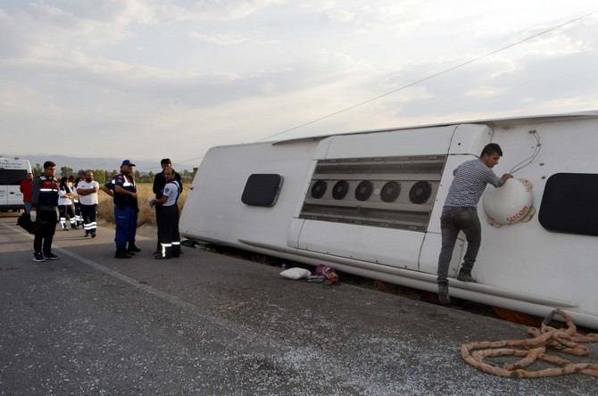 amasyada-yolcu-otobusu-devrildi-1-olu,-14-yarali-(3).jpg