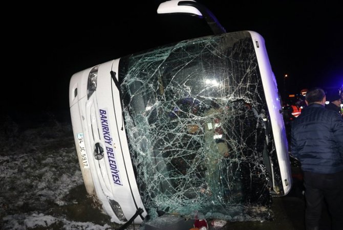amasyada-yolcu-otobusu-devrildi-2-olu,-35-yarali-(1).jpg