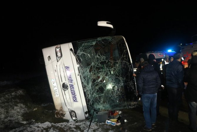 amasyada-yolcu-otobusu-devrildi-2-olu,-35-yarali-(2).jpg