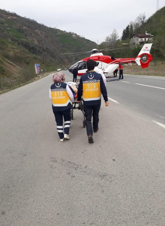 ambulans-helikopter-trafik-kazasi-sonrasi-yaraliyi-karayoluna-inerek-aldi.jpg