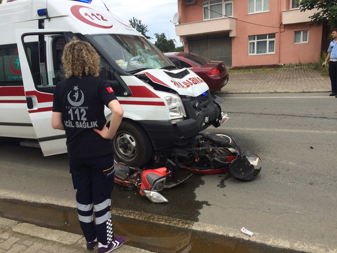 ambulansla-carpisan-motosikletin-surucusu-oldu2.jpg