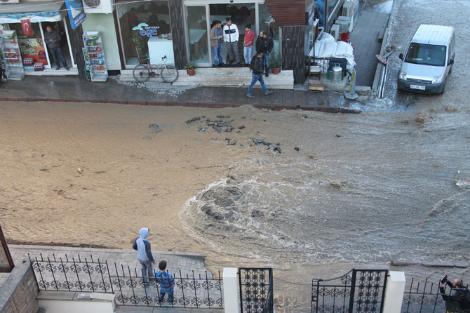 ana-su-borusu-patladi,-caddeyi-su-basti1.jpg ana-su-borusu-patladi,-caddeyi-su-basti1.jpg