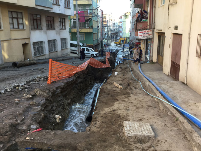 ana-su-borusu-patladi,-caddeyi-su-basti2.jpg ana-su-borusu-patladi,-caddeyi-su-basti2.jpg