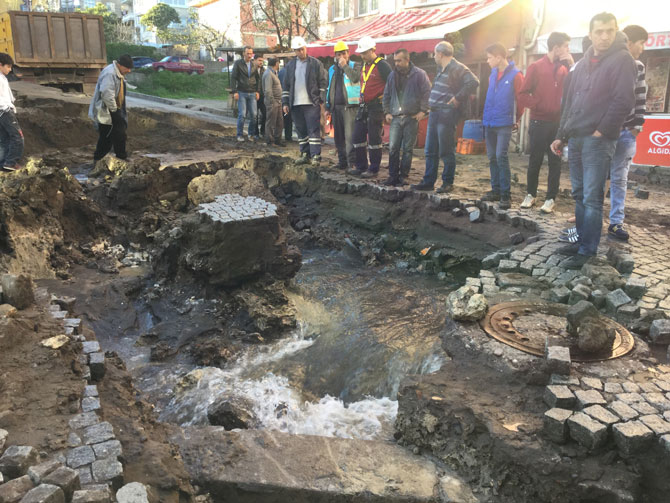 ana-su-borusu-patladi,-caddeyi-su-basti3.jpg ana-su-borusu-patladi,-caddeyi-su-basti3.jpg