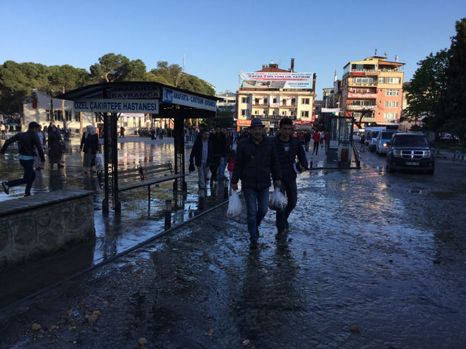 ana-su-borusu-patladi,-caddeyi-su-basti4.jpg ana-su-borusu-patladi,-caddeyi-su-basti4.jpg