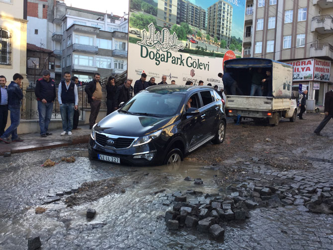 ana-su-borusu-patladi,-caddeyi-su-basti5.jpg ana-su-borusu-patladi,-caddeyi-su-basti5.jpg