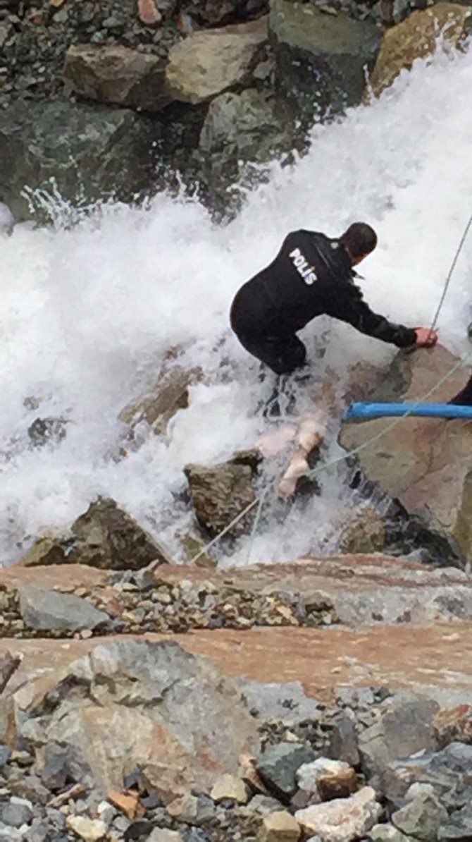 anadolu-ajansi-bayburt-muhabiri-abdulkadir-nisancinin-cesedi-13.-gununde-trabzonun-caykara-ilcesi-derebasi-hes-goleti-bolgesinde-bulundu--(3).jpg