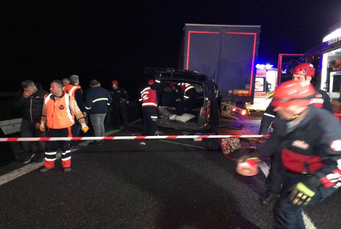 anadolu-otoyolunda-tirla-minibus-carpisti-5-olu,-3-yarali-(4).jpg