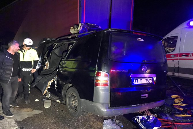 anadolu-otoyolunda-tirla-minibus-carpisti-5-olu,-3-yarali-(8).jpg