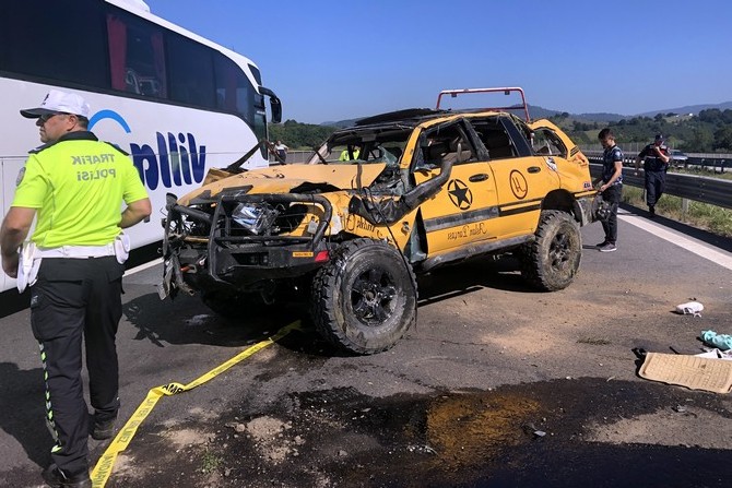 anadolu-otoyolunun-duzce-kesiminde-cipin-devrilmesi-sonucu-6-kisi-yaraladi-(5).jpg