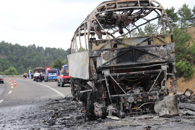 anadolu-otoyolunun-istanbul-yonune-seyir-halindeki-yolcu-otobusunde-cikan-yangin-sonduruldu-(11).jpg