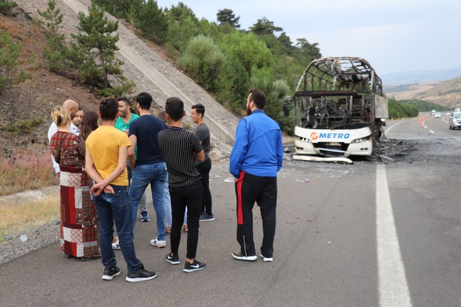 anadolu-otoyolunun-istanbul-yonune-seyir-halindeki-yolcu-otobusunde-cikan-yangin-sonduruldu-(12).jpg