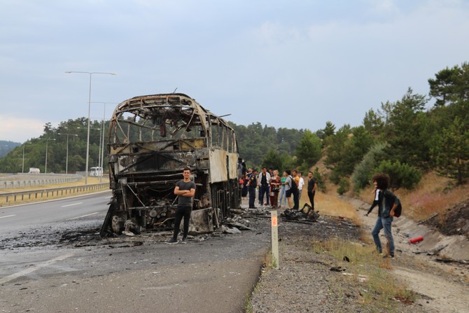 anadolu-otoyolunun-istanbul-yonune-seyir-halindeki-yolcu-otobusunde-cikan-yangin-sonduruldu-(6).jpg