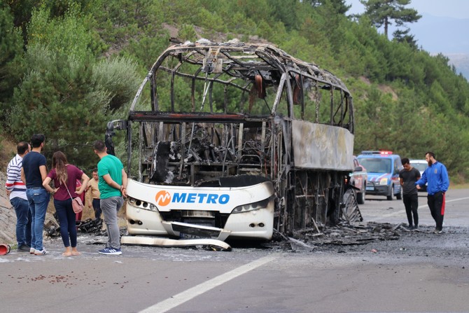 anadolu-otoyolunun-istanbul-yonune-seyir-halindeki-yolcu-otobusunde-cikan-yangin-sonduruldu-(8).jpg
