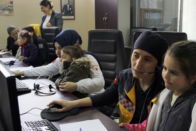 anaokulu-ogrencilerin-112-cagri-merkezini-ziyaret-etti-(5).jpg