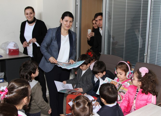 anaokulu-ogrencilerin-112-cagri-merkezini-ziyaret-etti-(6).jpg