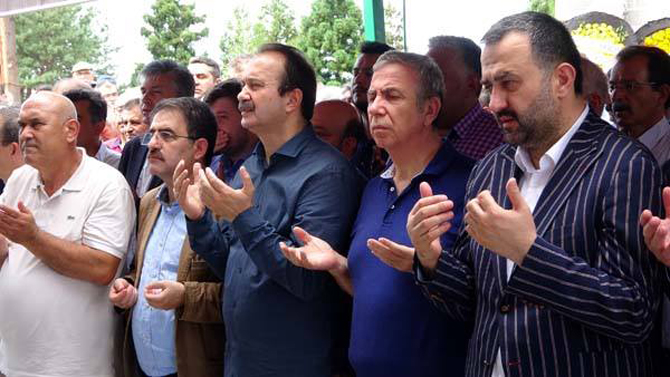 ankara-buyuksehir-belediye-baskani-mansur-yavas,-basdanismani-servet-avci’nin-vefat-eden-babasinin-surmenedeki-cenazesine-katildi.jpg