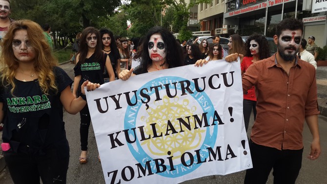 ankara-universitesi-ogrenci-konseyi’nin-duzenledigi-yuruyuste-zombi-kiligina-giren-universite-ogrencileri-uyusturucu-bagimliligina-dikkat-cekti-(2).jpg