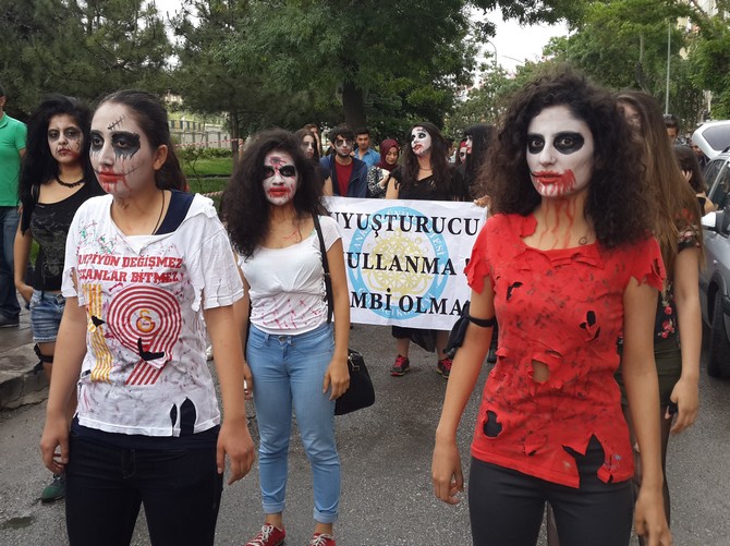 ankara-universitesi-ogrenci-konseyi’nin-duzenledigi-yuruyuste-zombi-kiligina-giren-universite-ogrencileri-uyusturucu-bagimliligina-dikkat-cekti-(3).jpg