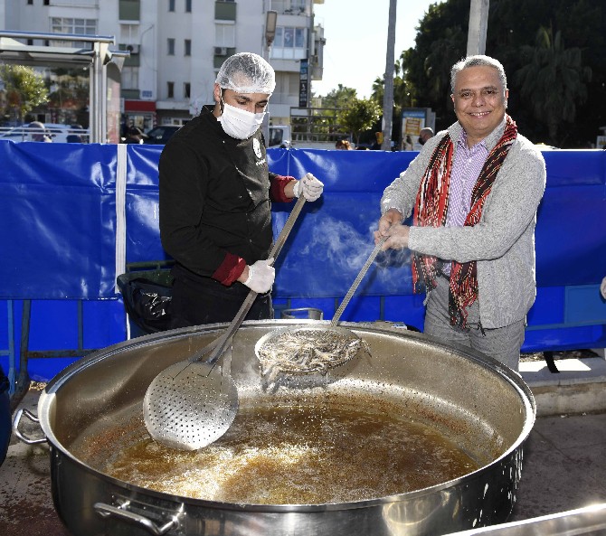 antalyada-muratpasa-belediyesinin-duzenledigi-yoresel-lezzet-gunleri-komsu-bulusmalarinda-karadenizliler-bir-araya-geldi-5.jpg