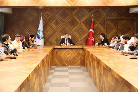 arap-turistlerden-ersin-yaziciya-ziyaret-1.jpg arap-turistlerden-ersin-yaziciya-ziyaret-1.jpg