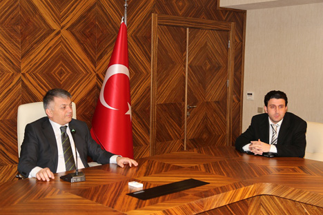 arap-turistlerden-ersin-yaziciya-ziyaret-2.jpg arap-turistlerden-ersin-yaziciya-ziyaret-2.jpg