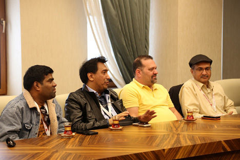 arap-turistlerden-ersin-yaziciya-ziyaret-3.jpg arap-turistlerden-ersin-yaziciya-ziyaret-3.jpg