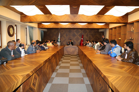 arap-turistlerden-ersin-yaziciya-ziyaret-4.jpg arap-turistlerden-ersin-yaziciya-ziyaret-4.jpg