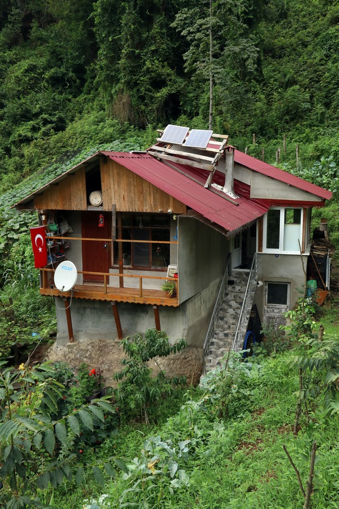 arazisinde-yer-bulamayinca,-kayanin-uzerine-ev-yapti-(4).jpg