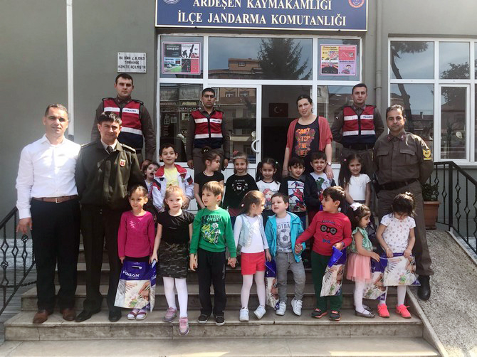 ardesen-ataturk-ana-okulu-sevimli-dahiler-sinifi,-ardesen-ilce-jandarma-komutanligini-ziyaret-etti-(1).jpg
