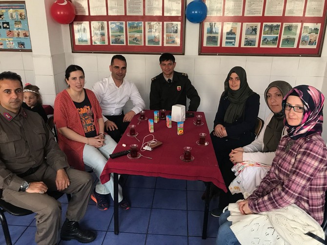 ardesen-ataturk-ana-okulu-sevimli-dahiler-sinifi,-ardesen-ilce-jandarma-komutanligini-ziyaret-etti-(11).jpg