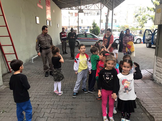 ardesen-ataturk-ana-okulu-sevimli-dahiler-sinifi,-ardesen-ilce-jandarma-komutanligini-ziyaret-etti-(13).jpg