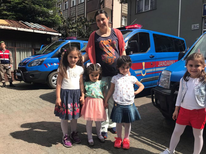 ardesen-ataturk-ana-okulu-sevimli-dahiler-sinifi,-ardesen-ilce-jandarma-komutanligini-ziyaret-etti-(17).jpg