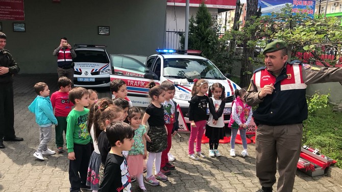 ardesen-ataturk-ana-okulu-sevimli-dahiler-sinifi,-ardesen-ilce-jandarma-komutanligini-ziyaret-etti-(18).jpg