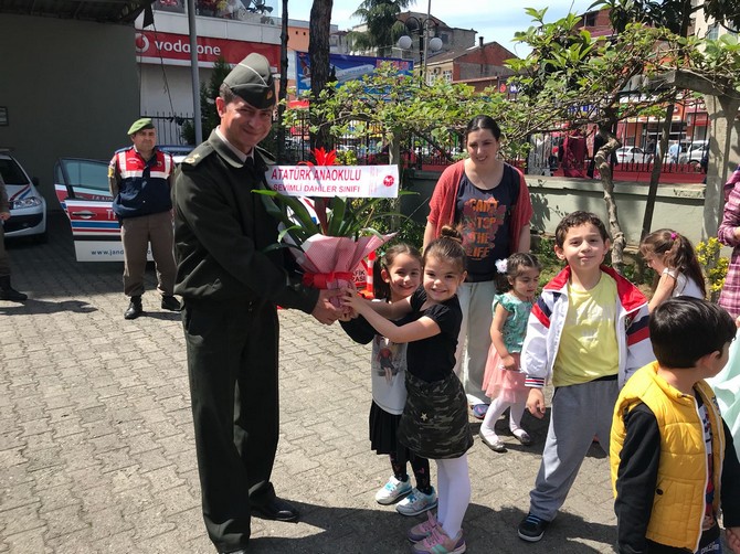 ardesen-ataturk-ana-okulu-sevimli-dahiler-sinifi,-ardesen-ilce-jandarma-komutanligini-ziyaret-etti-(2).jpg