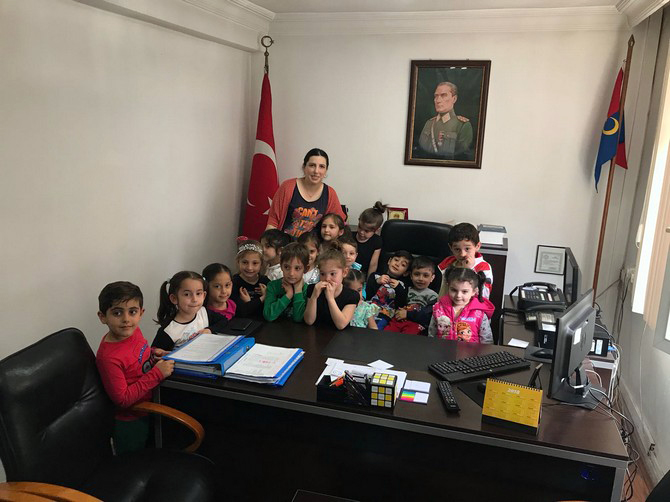 ardesen-ataturk-ana-okulu-sevimli-dahiler-sinifi,-ardesen-ilce-jandarma-komutanligini-ziyaret-etti-(20).jpg