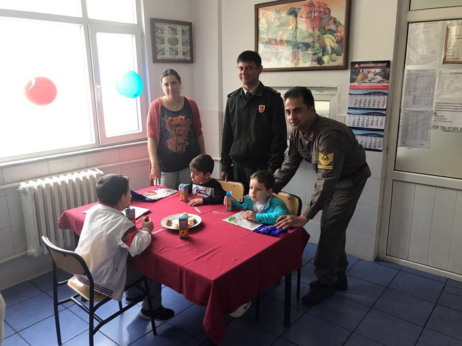 ardesen-ataturk-ana-okulu-sevimli-dahiler-sinifi,-ardesen-ilce-jandarma-komutanligini-ziyaret-etti-(8).jpg