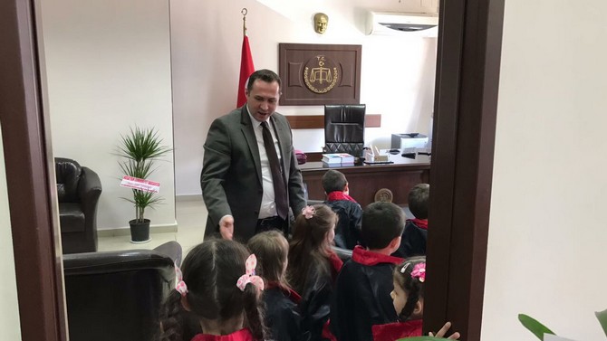 ardesen-ataturk-anaokulu-kelebek-sinifi-ogrencileri,-pazar-cumhuriyet-bassavcisi-emre-tunay’i-ziyaret-etti-(47).jpg