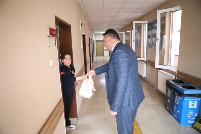 ardesen-belediyesinden-saglik-calisanlarina-tatli-ikrami--(4)---kopya.jpg