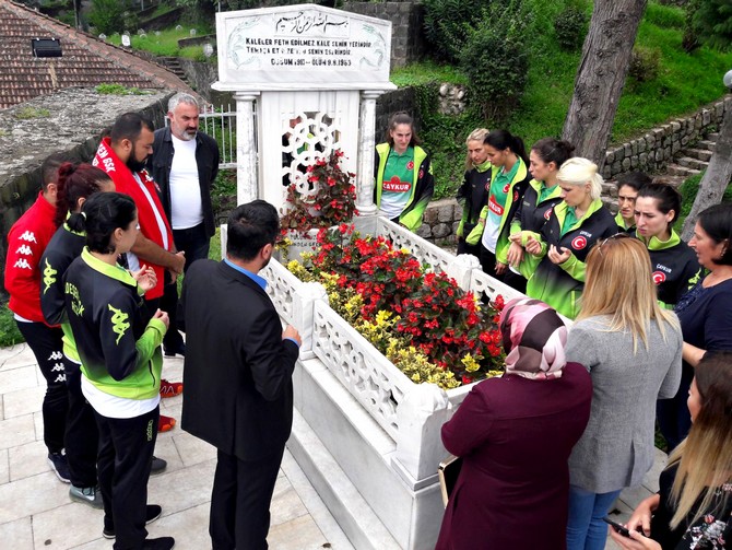 ardesen-gskdan,-ekrem-orhonun-kabrine-ziyaret-(1).jpg