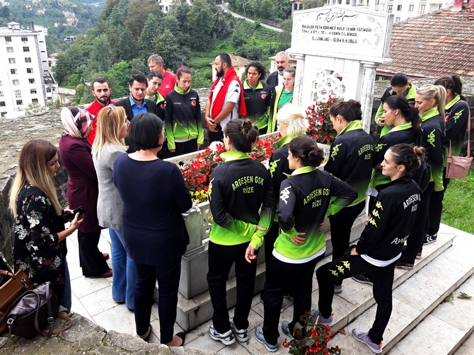 ardesen-gskdan,-ekrem-orhonun-kabrine-ziyaret-(2).jpg