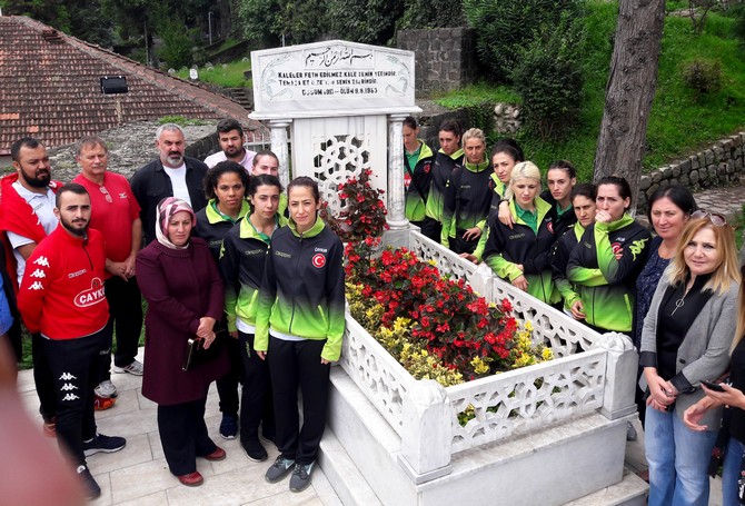 ardesen-gskdan,-ekrem-orhonun-kabrine-ziyaret-(3).jpg