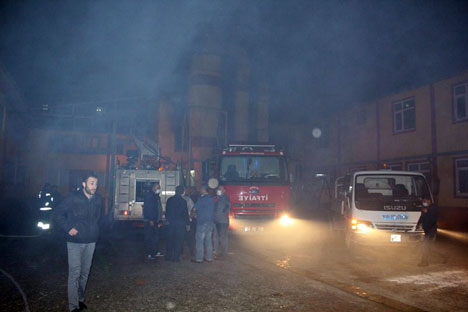 arhavide-cay-fabrikasi-ambarinda-cikan-yangin-korkuttu-2.jpg arhavide-cay-fabrikasi-ambarinda-cikan-yangin-korkuttu-2.jpg