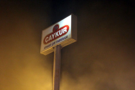 arhavide-cay-fabrikasi-ambarinda-cikan-yangin-korkuttu-3.jpg arhavide-cay-fabrikasi-ambarinda-cikan-yangin-korkuttu-3.jpg