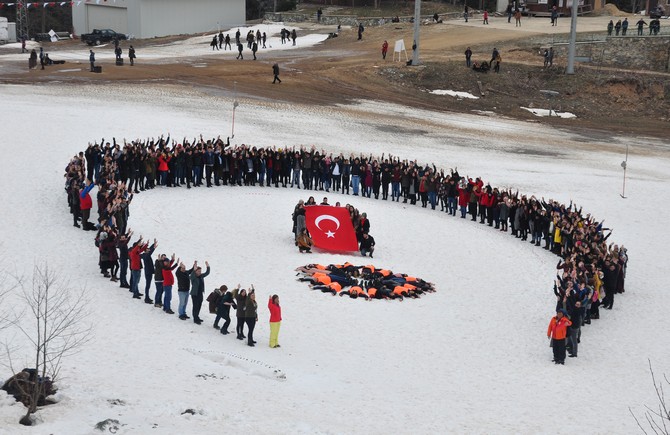 artvin’de-5.-geleneksel-kar-senligi-renkli-goruntulere-sahne-oldu-(3).jpg