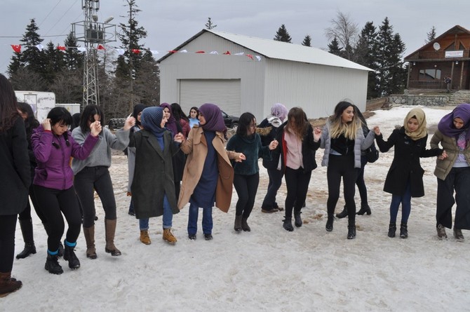 artvin’de-5.-geleneksel-kar-senligi-renkli-goruntulere-sahne-oldu-(4).jpg