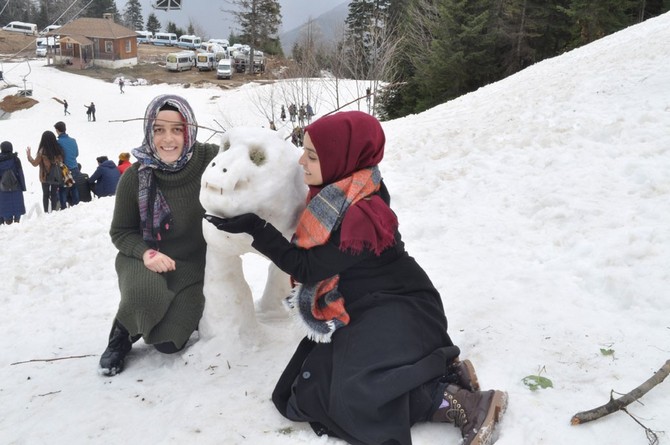 artvin’de-5.-geleneksel-kar-senligi-renkli-goruntulere-sahne-oldu-(5).jpg