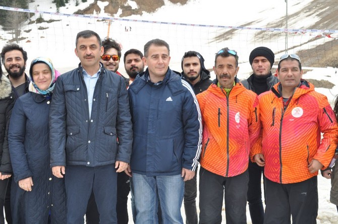 artvin’de-5.-geleneksel-kar-senligi-renkli-goruntulere-sahne-oldu-(6).jpg